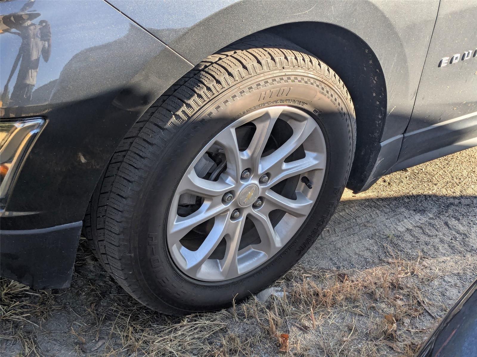 2019 Chevrolet Equinox LT photo 2