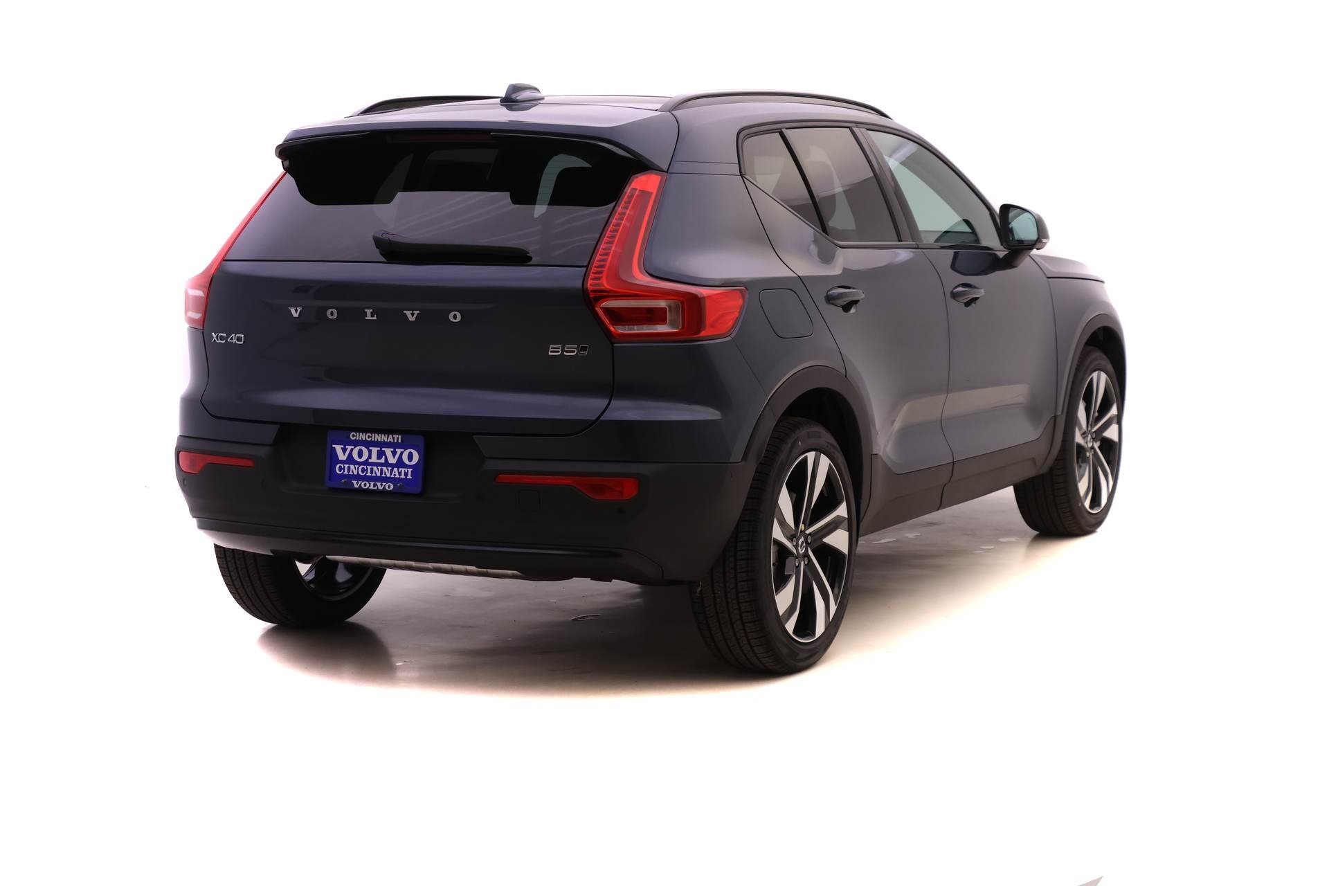 2026 Volvo XC40 photo 3