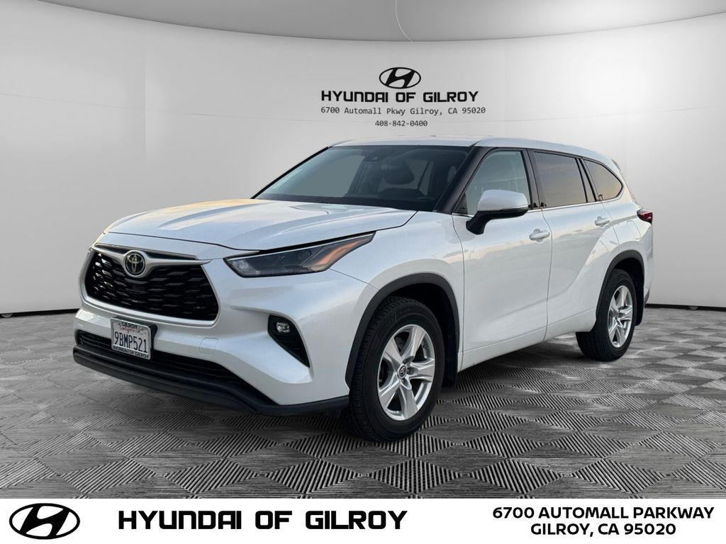2022 Toyota Highlander LE's photo