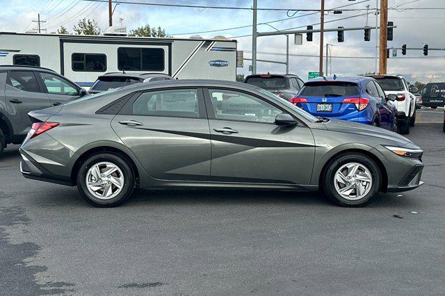 2025 Hyundai Elantra SE photo 3