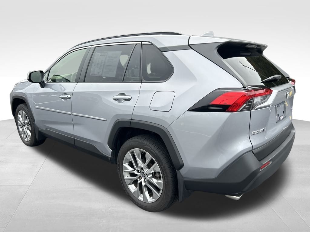 2020 Toyota RAV4 XLE Premium photo 3