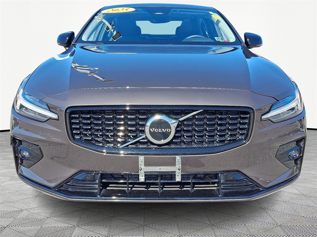 2025 Volvo S60 B5 Core photo 2