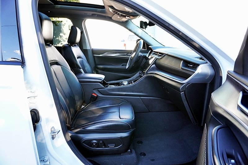 Used 2023 White Jeep Limited image 10