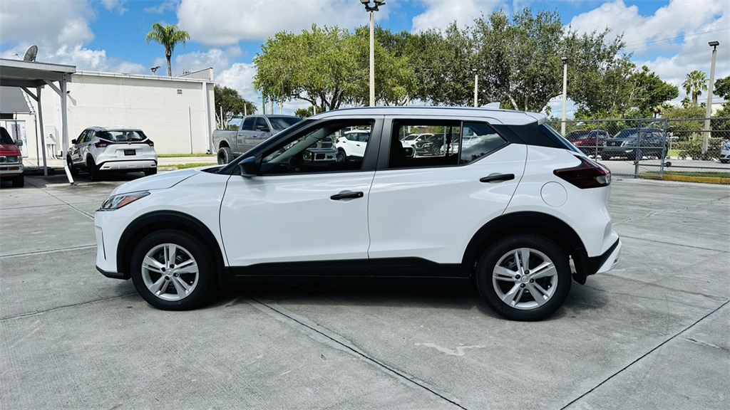 2025 Nissan Kicks Play S photo 3