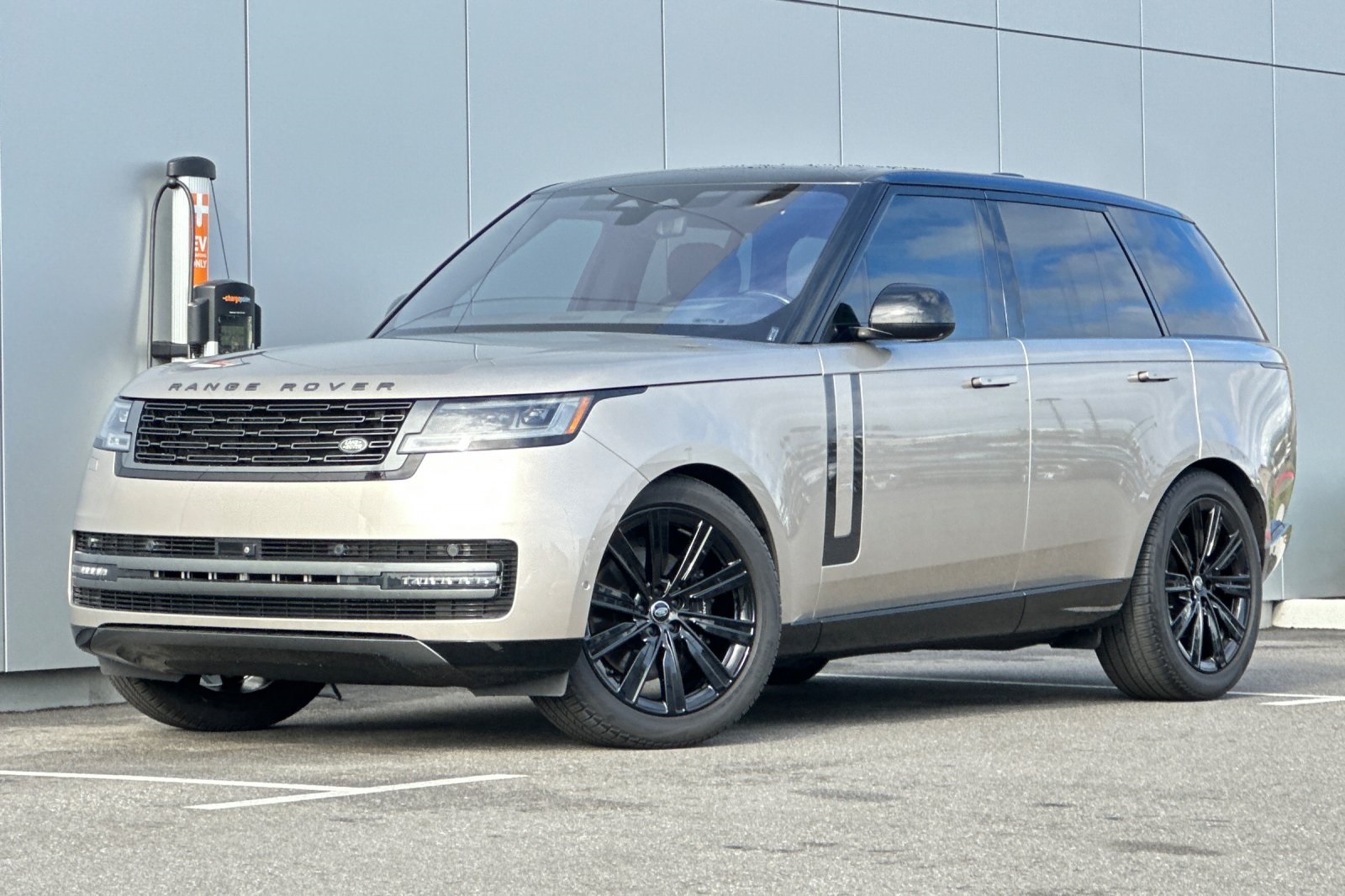 2023 Land Rover Range Rover SE's photo