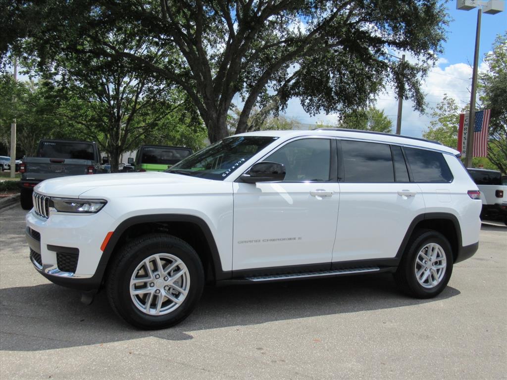 2025 Jeep Grand Cherokee Laredo photo 3