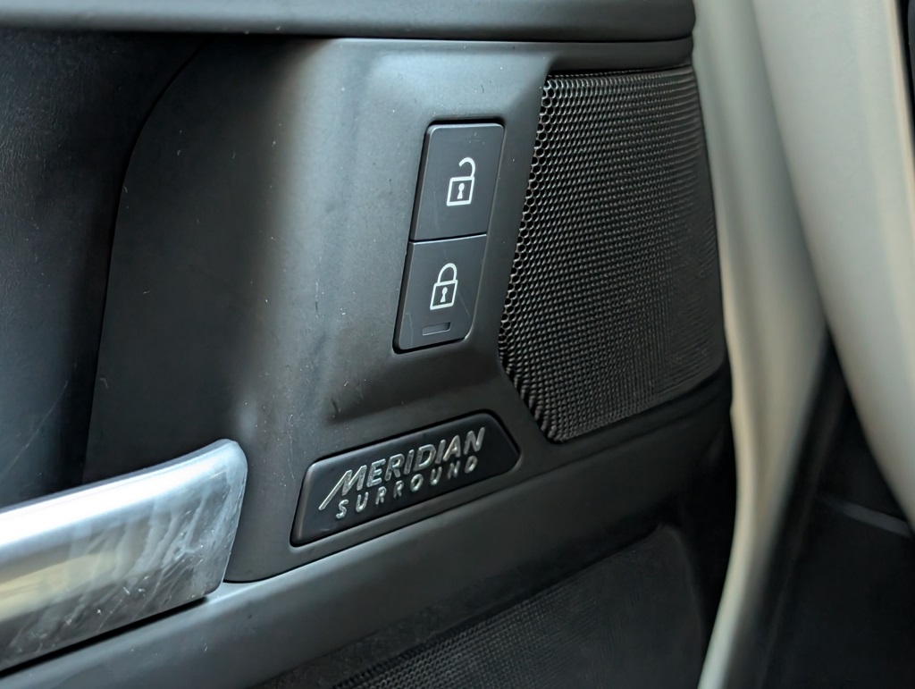 2025 Land Rover Defender 110 X-Dynamic SE photo 23