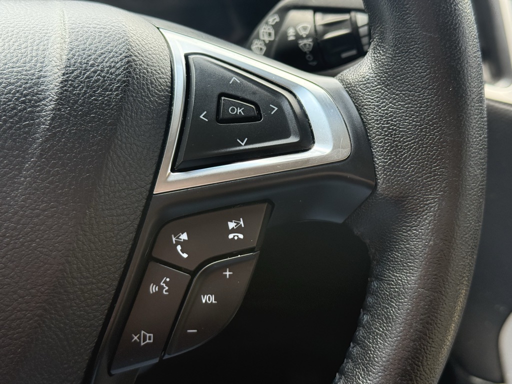 2020 Ford Edge SEL photo 18