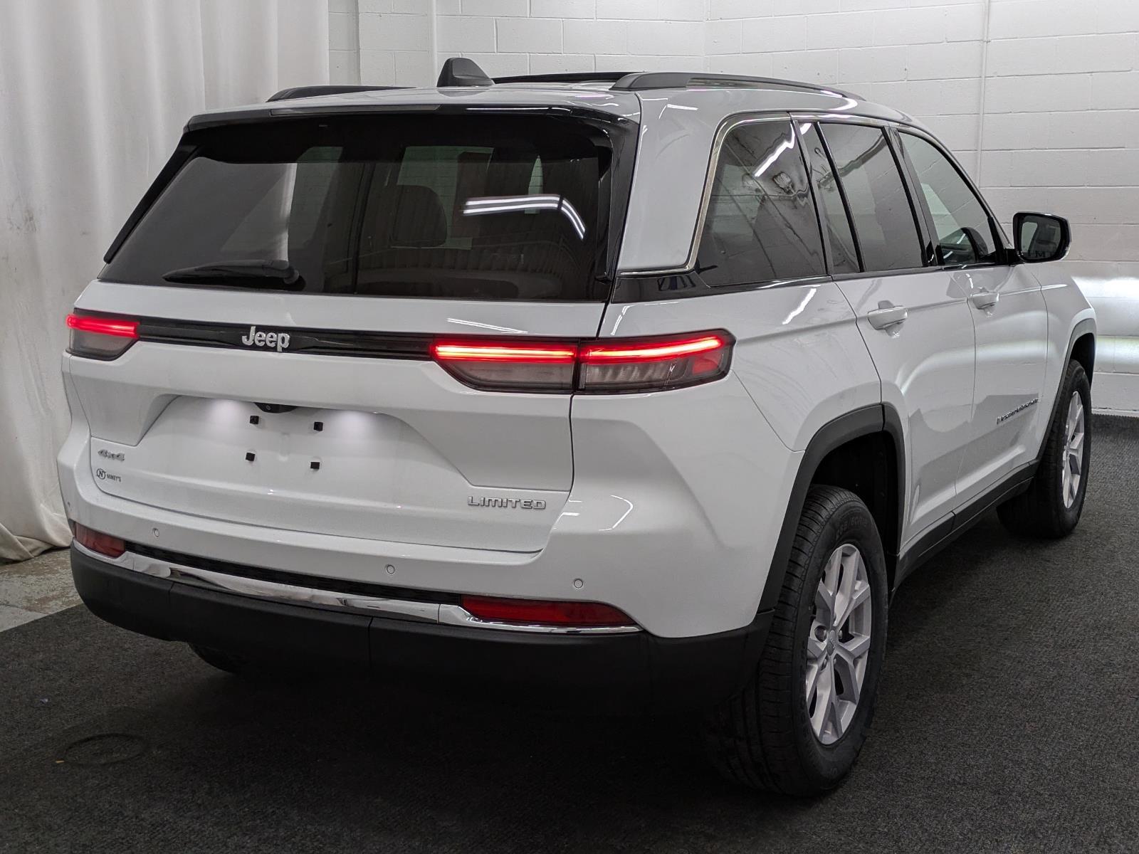 2022 Jeep Grand Cherokee Limited photo 2