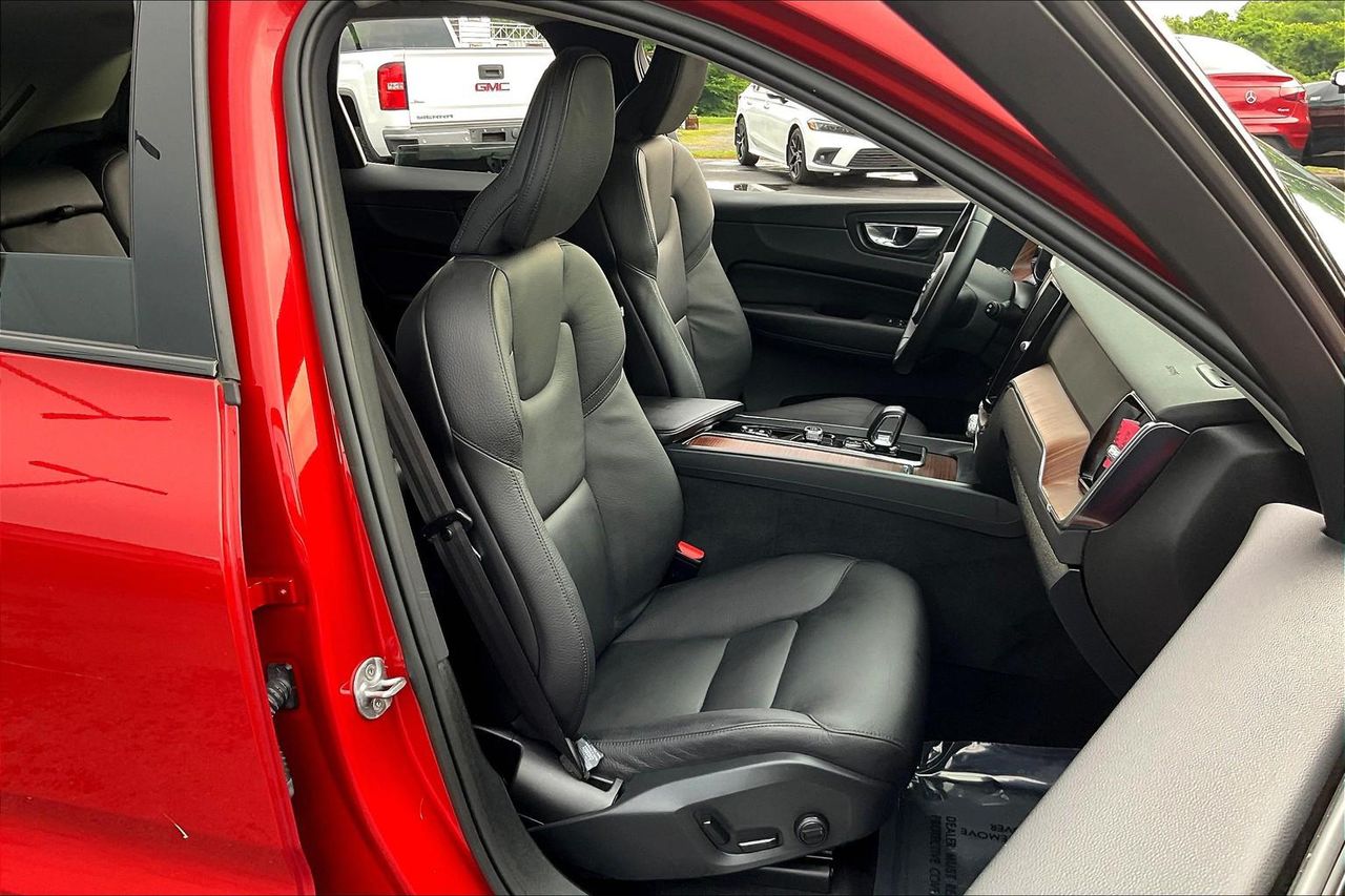 2023 Volvo XC60 B5 Plus photo 26