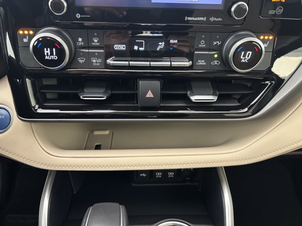 2021 Toyota Highlander Hybrid XLE photo 3