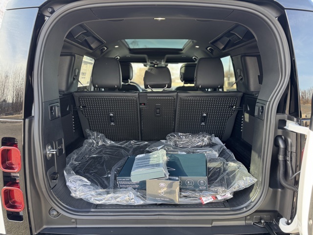2025 Land Rover Defender 110 X-Dynamic SE photo 10