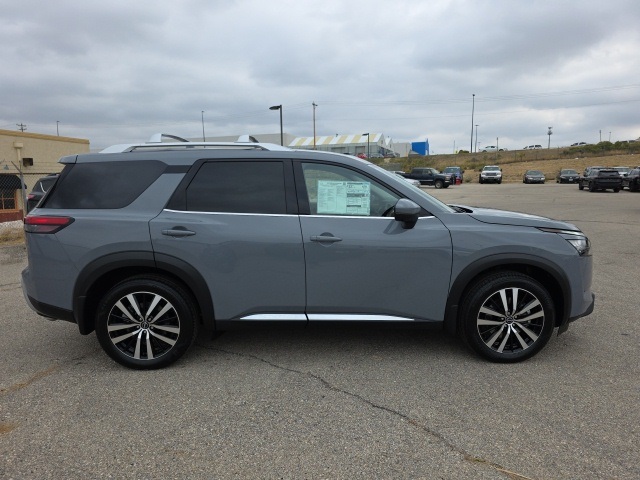 2025 Nissan Pathfinder Platinum photo 2