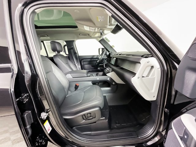 2024 Land Rover Defender 110 SE photo 9