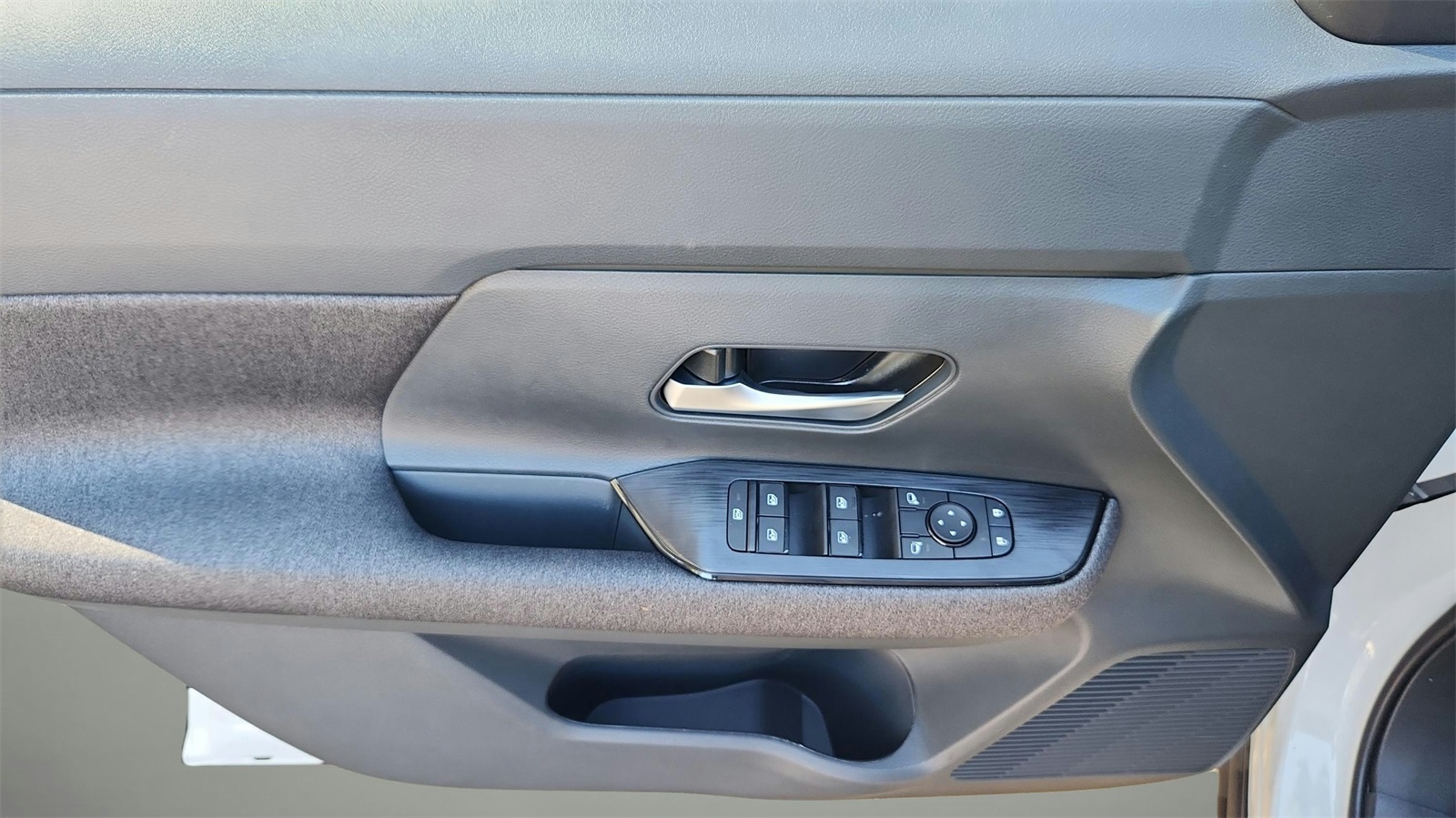 2025 Nissan Kicks SV photo 17