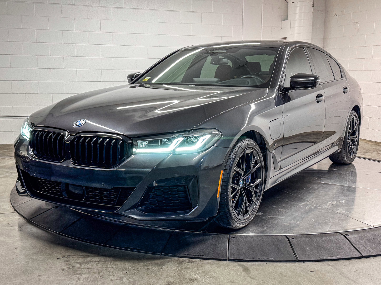 2023 Bmw 530e 5-Series photo 3