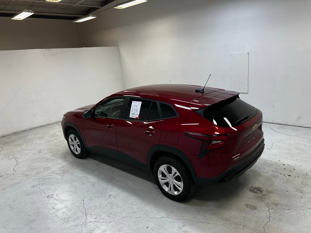 2025 Chevrolet Trax LS photo 4