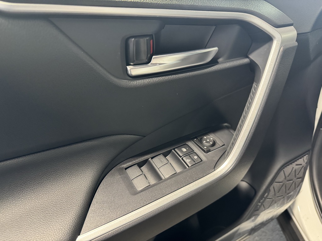2025 Toyota RAV4 XLE Premium photo 31