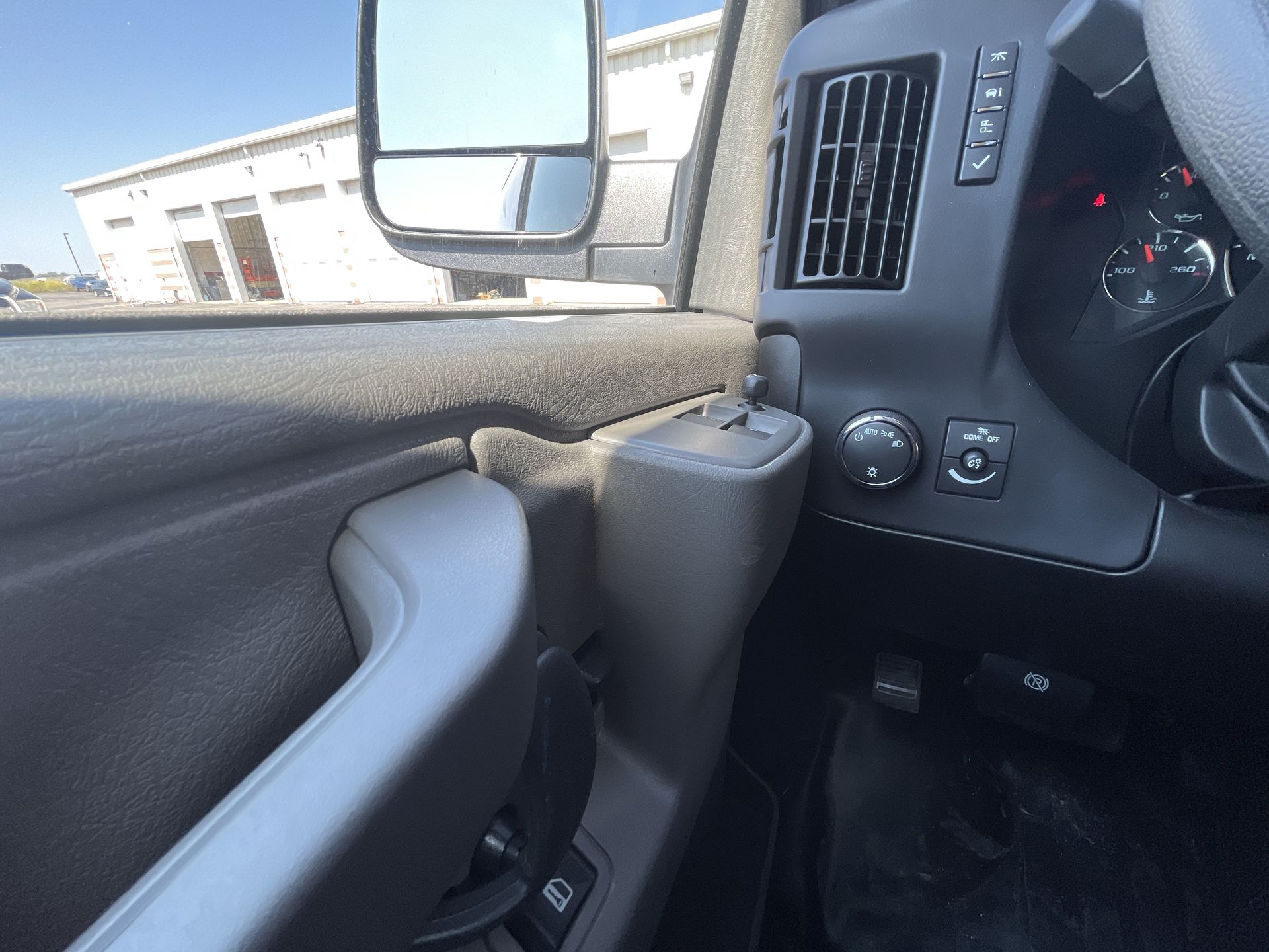 2025 Chevrolet Express Cargo 3500 photo 45