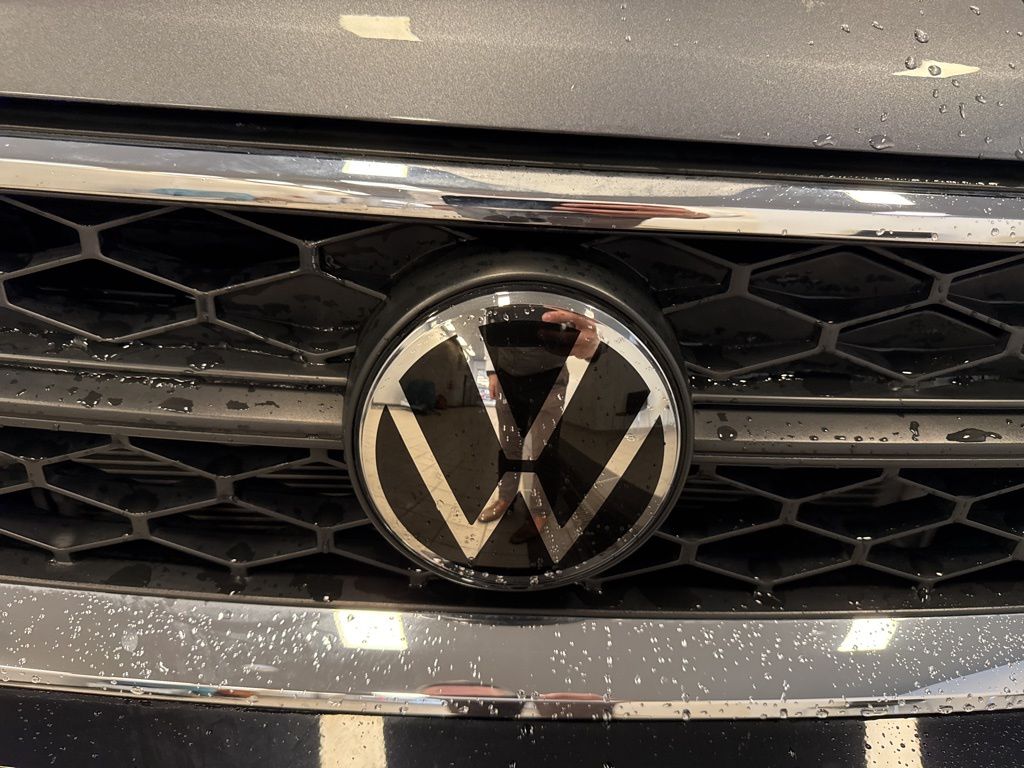 2024 Volkswagen Taos SE photo 3