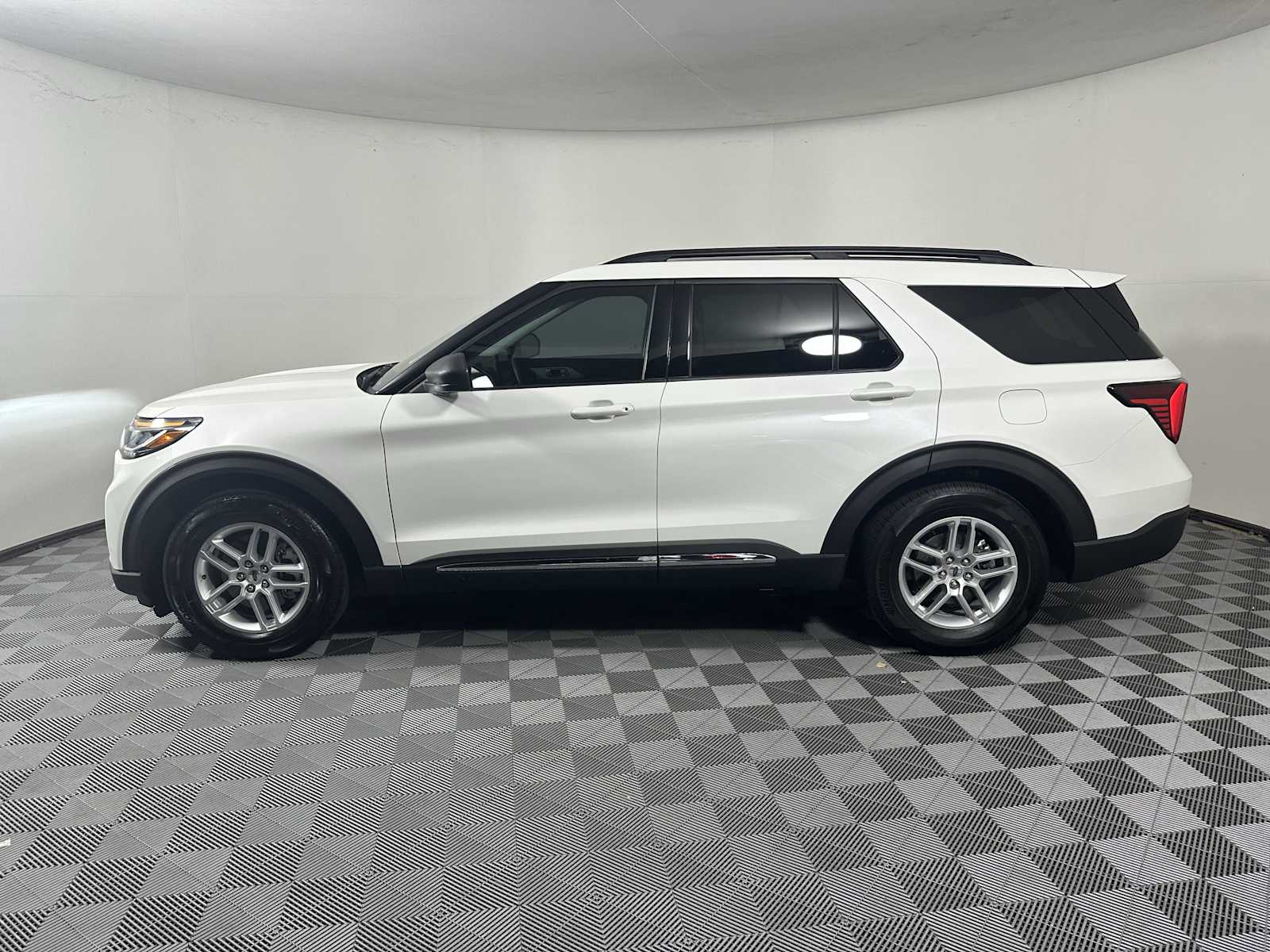 2025 Ford Explorer photo 3