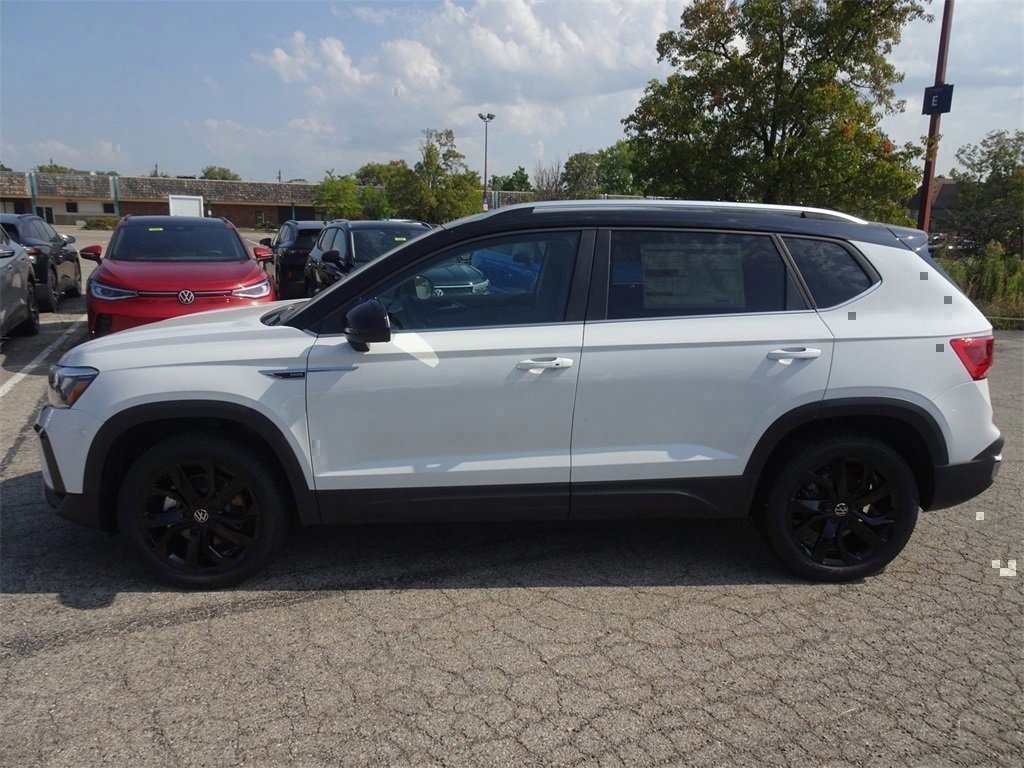 2024 Volkswagen Taos SE photo 2