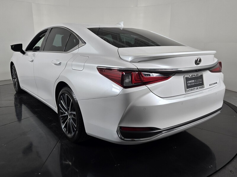 2023 Lexus ES 300h photo 3
