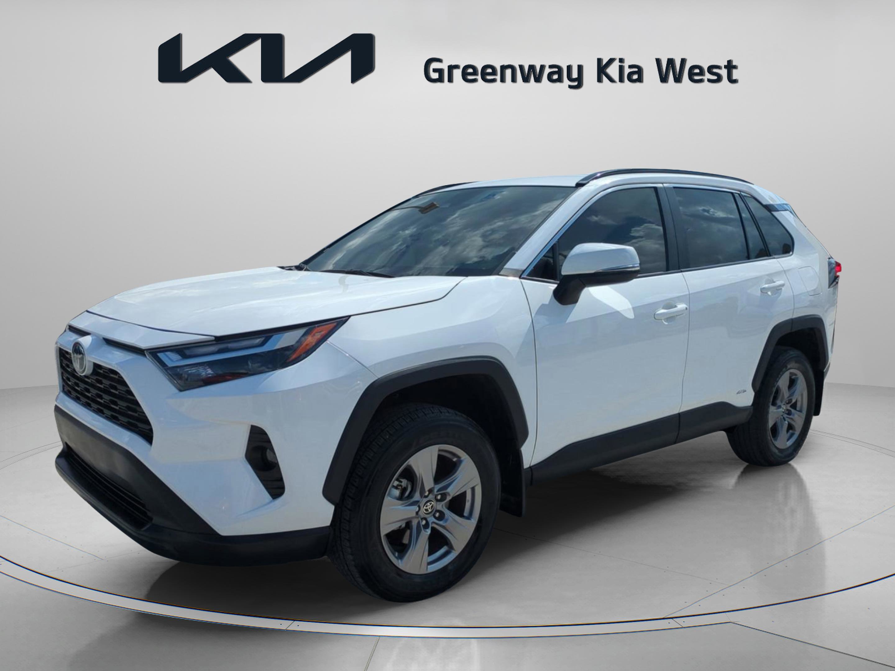 2024 Toyota RAV4 XLE photo 4