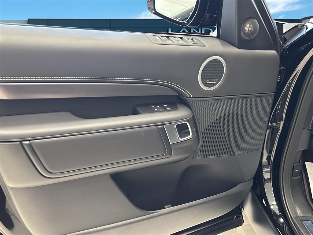 2025 Land Rover Discovery Metropolitan Edition photo 23
