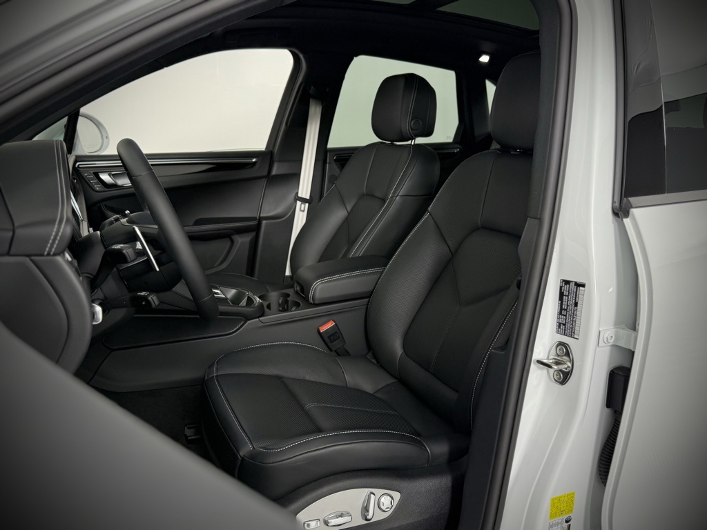 2025 Porsche Macan T photo 5