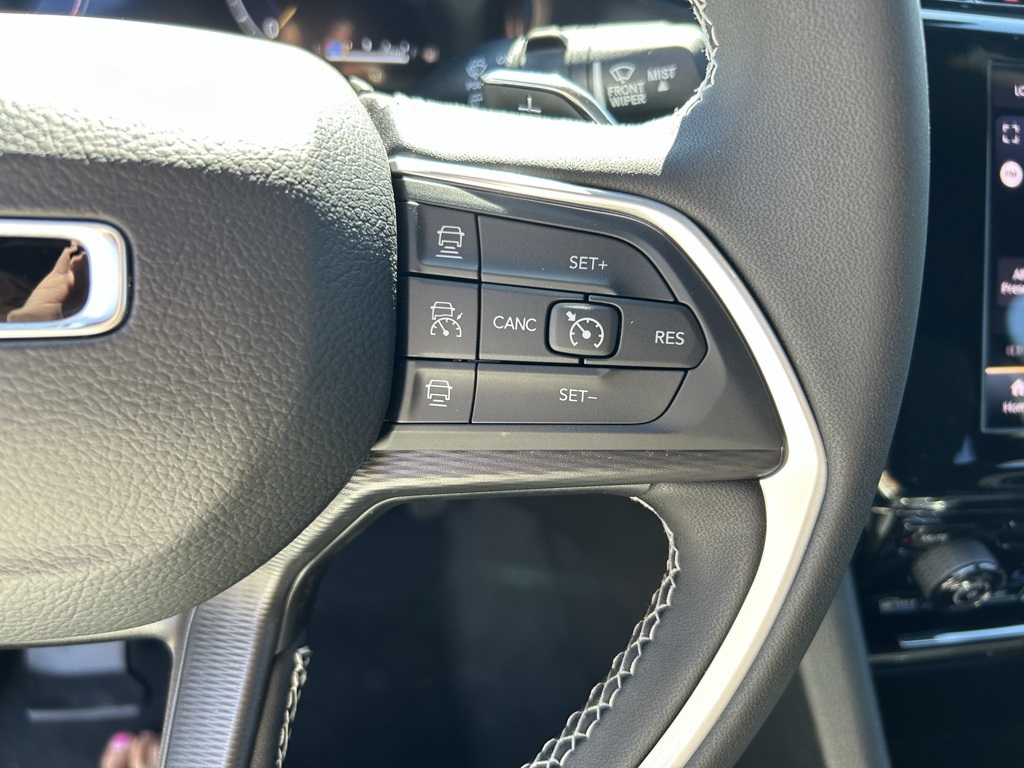 2025 Jeep Grand Cherokee Laredo X photo 14