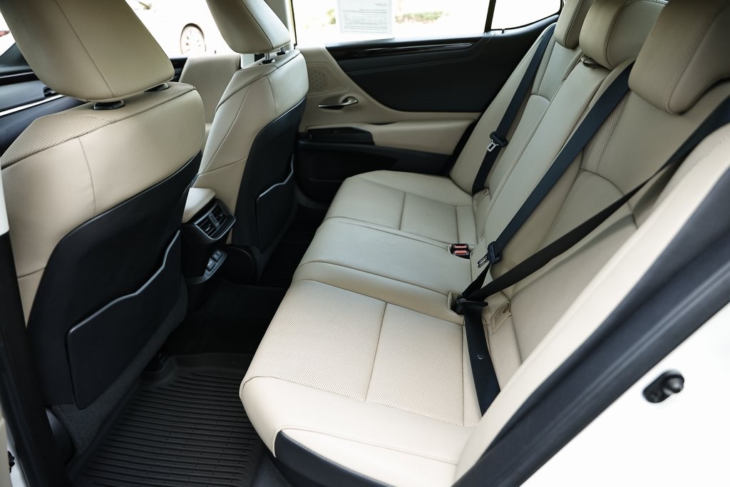 2021 Lexus ES 300h photo 25