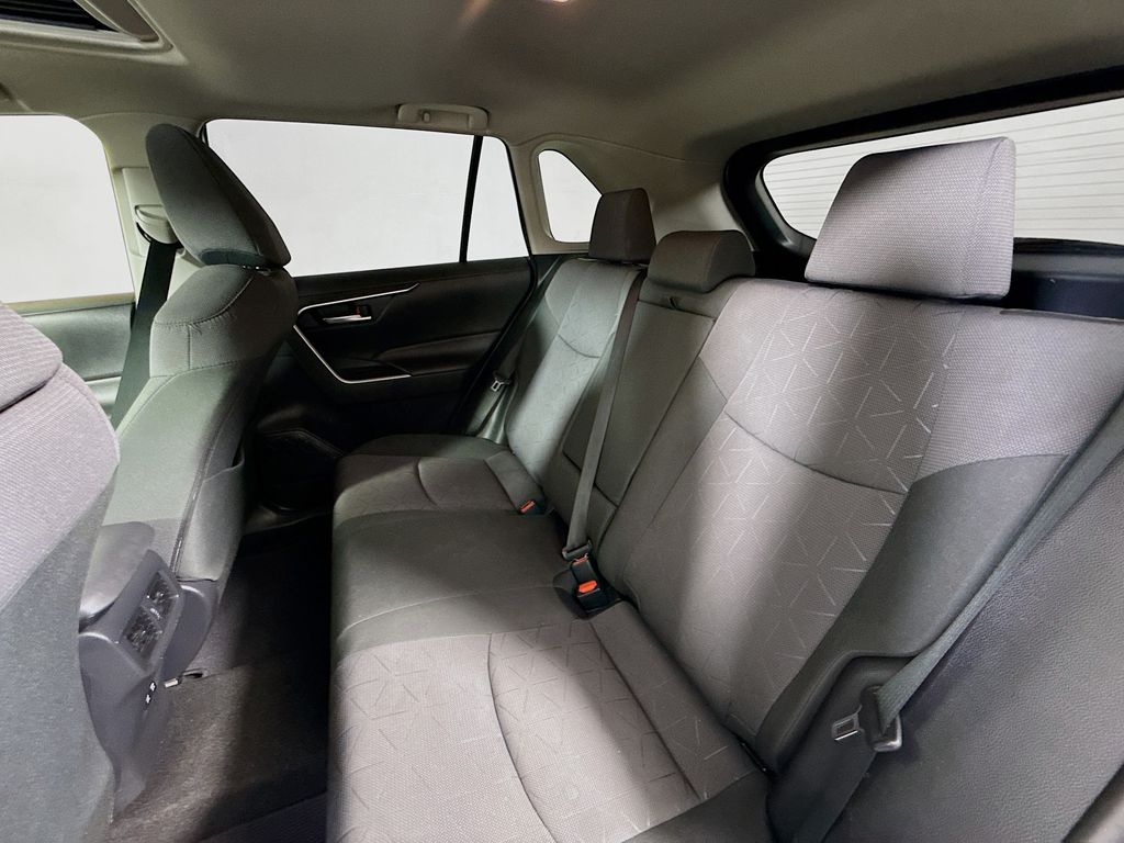 2020 Toyota RAV4 Hybrid XLE photo 19