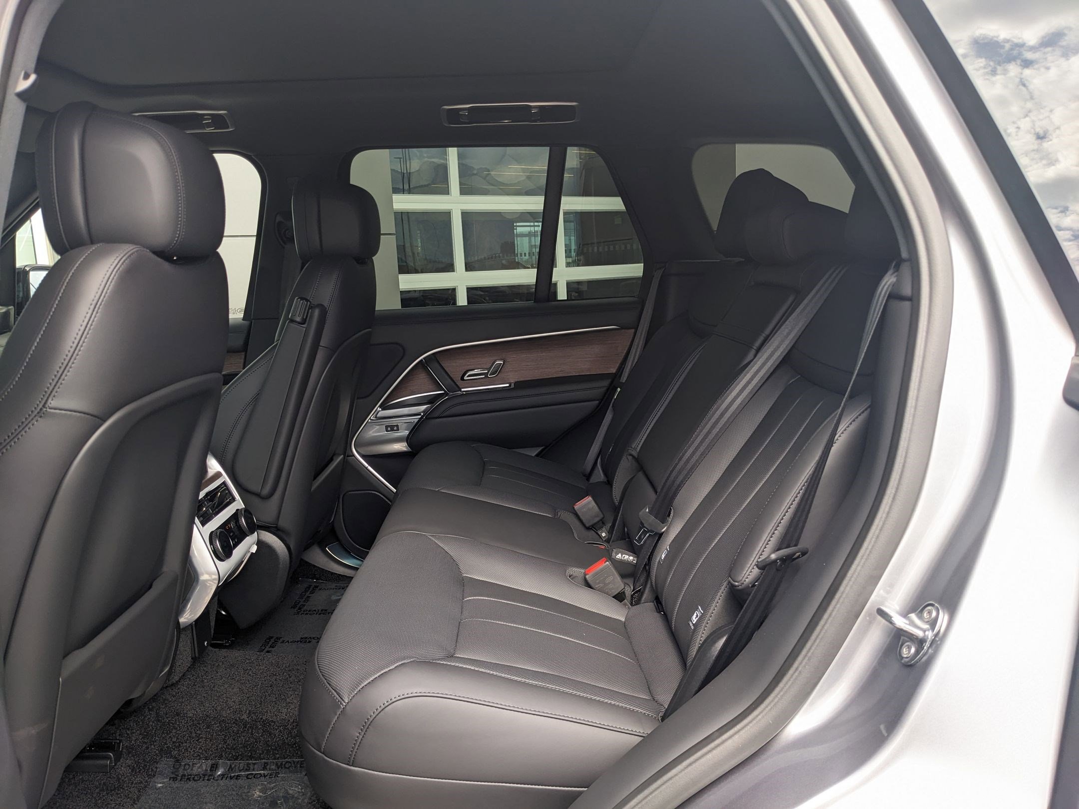 2025 Land Rover Range Rover SE photo 16