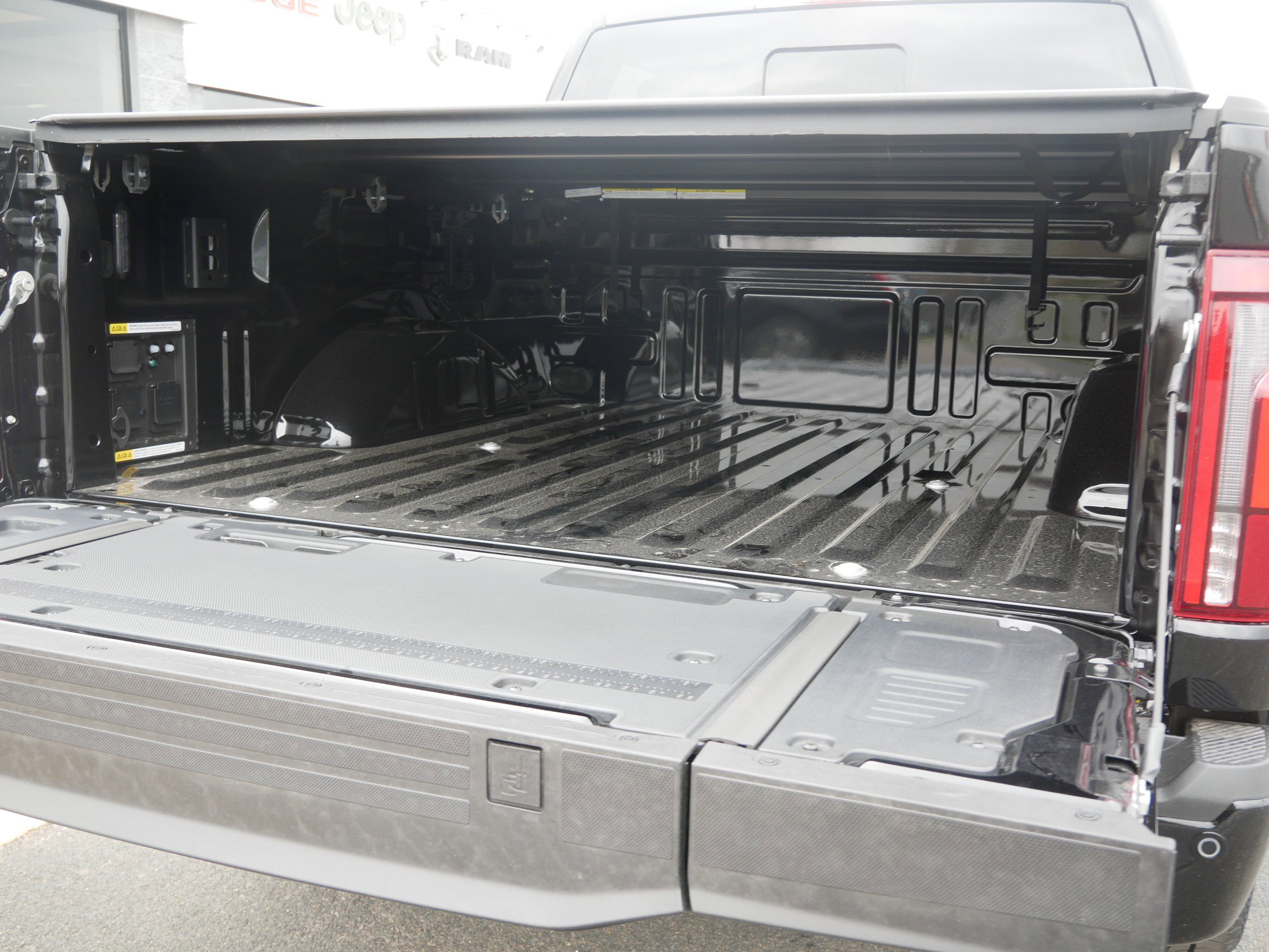 2025 Ford F-150 Lariat photo 8