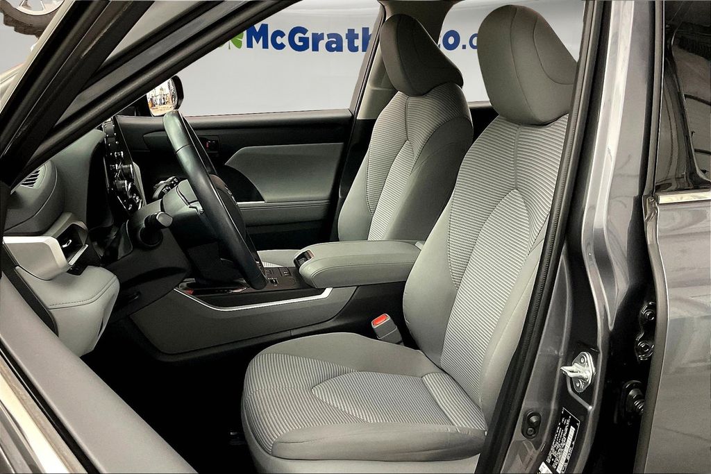 2021 Toyota Highlander Hybrid LE photo 23