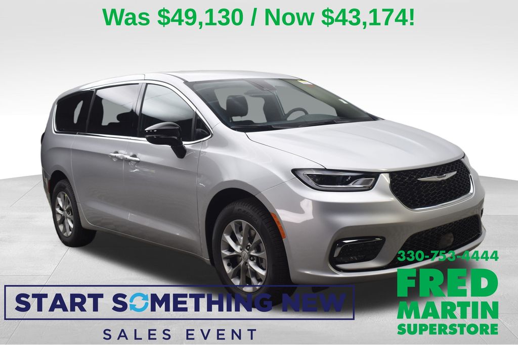 2026 Chrysler Pacifica Select's photo