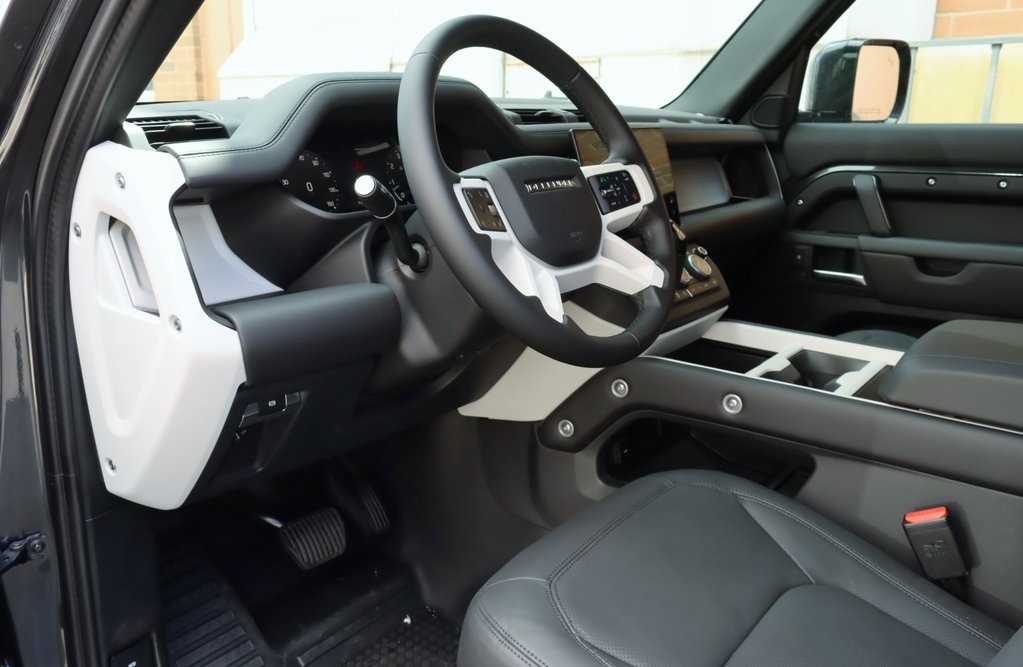 2025 LAND ROVER DEFENDER - Image 13