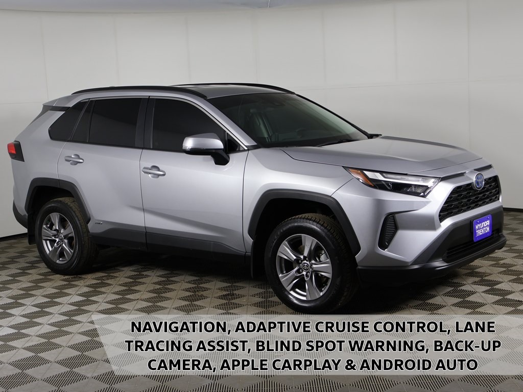2024 Toyota RAV4 XLE's photo