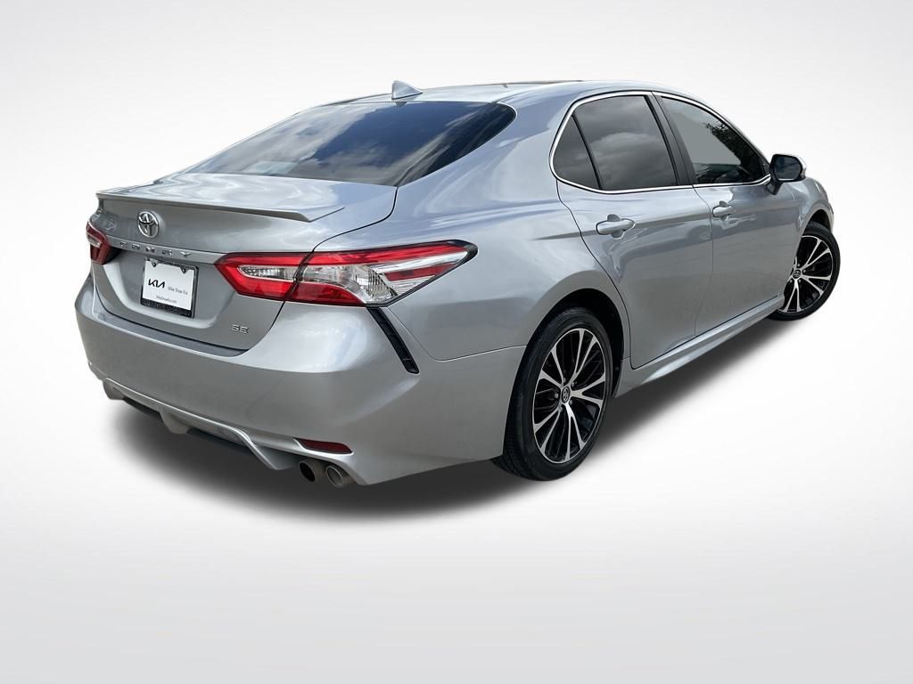 2020 Toyota Camry SE photo 5