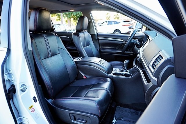 Used 2019  Toyota SE image 13