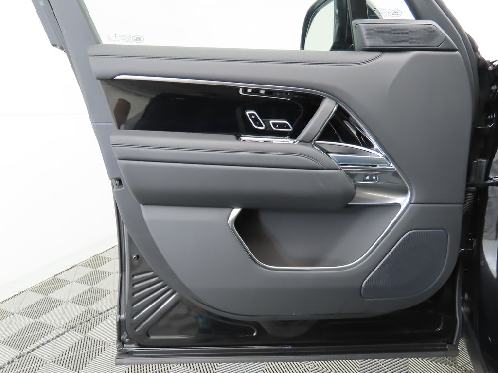 2025 Land Rover Range Rover SE photo 24