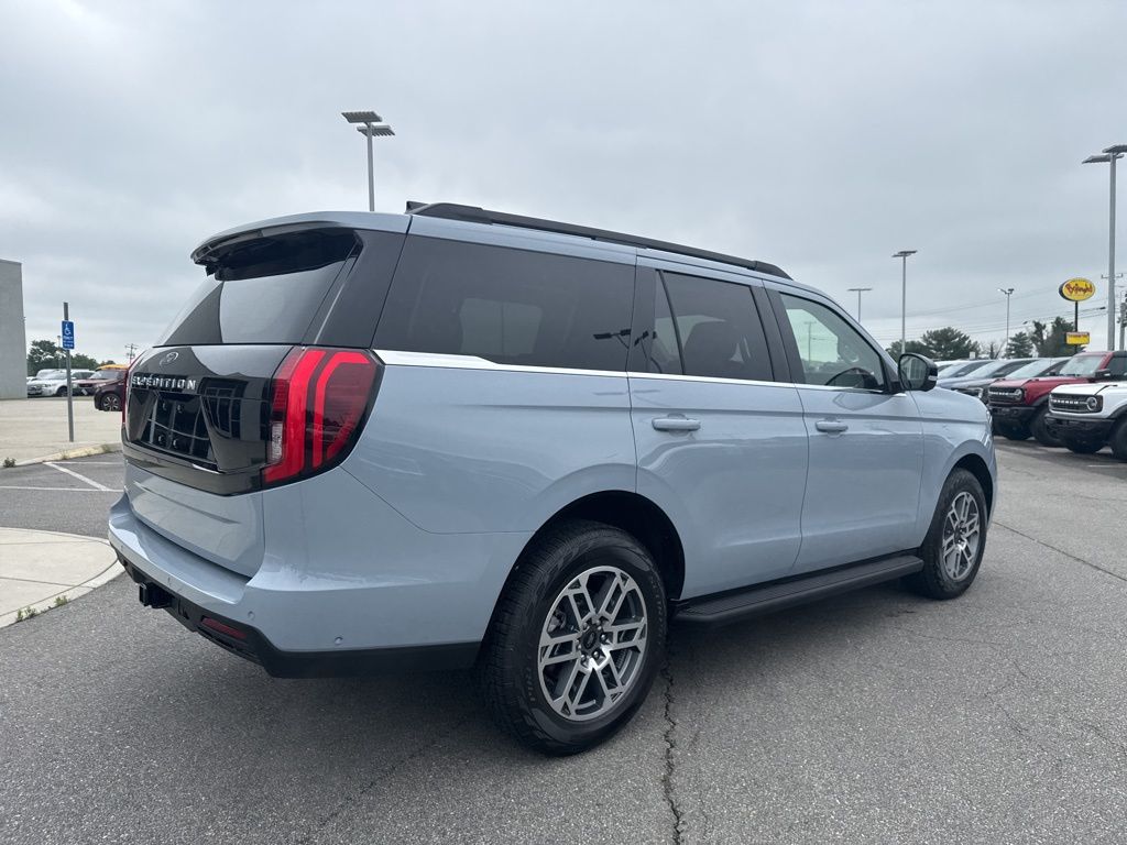 2025 Ford Expedition photo 3