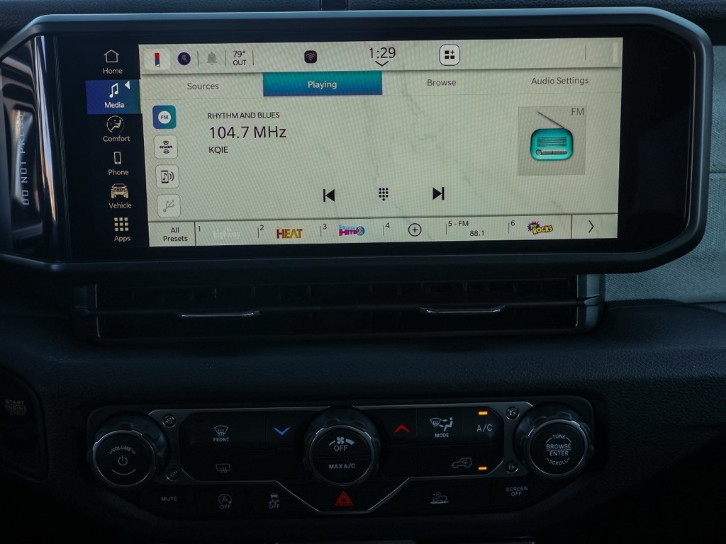 New 2026 Granite Crystal Metallic Clear-Coat Exterior Paint Jeep Sport image 25