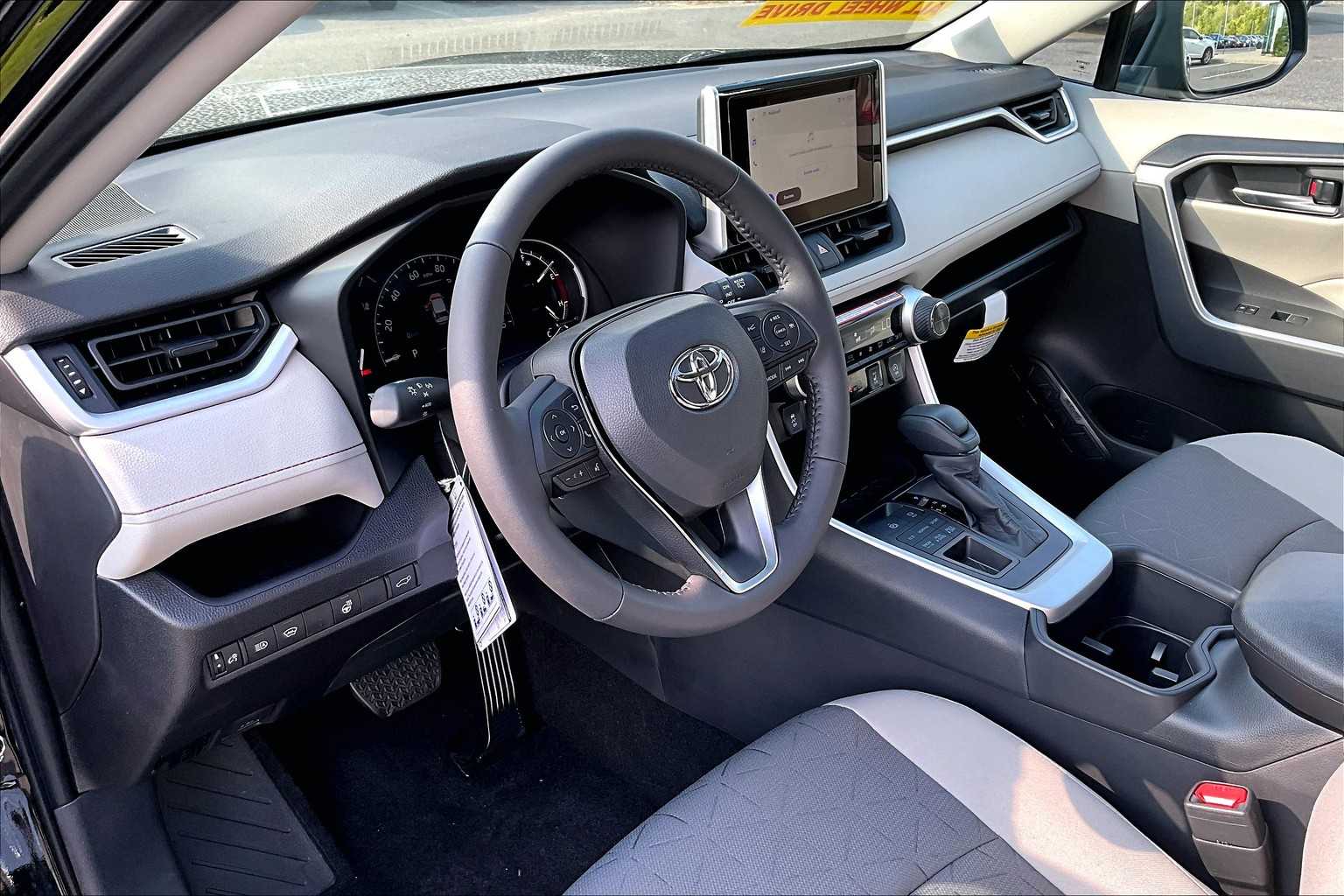 2025 Toyota RAV4 XLE photo 7