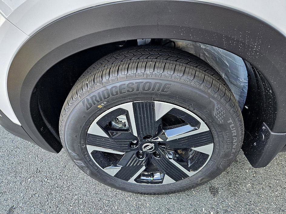 2025 Nissan Kicks SV photo 16