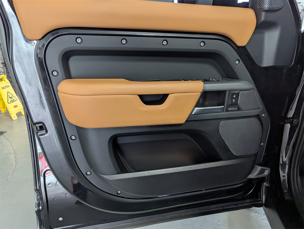 2023 Land Rover Defender 110 photo 14