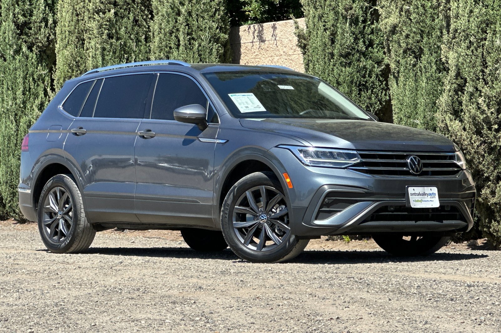 2022 Volkswagen Tiguan SE photo 2