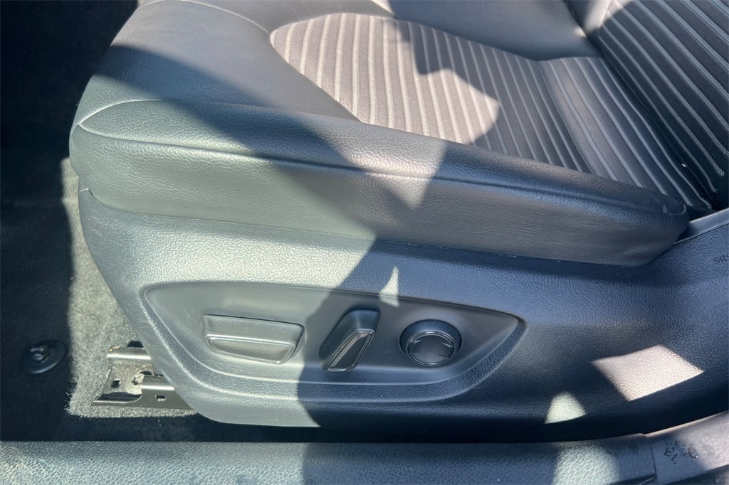 2022 Toyota Camry SE photo 17