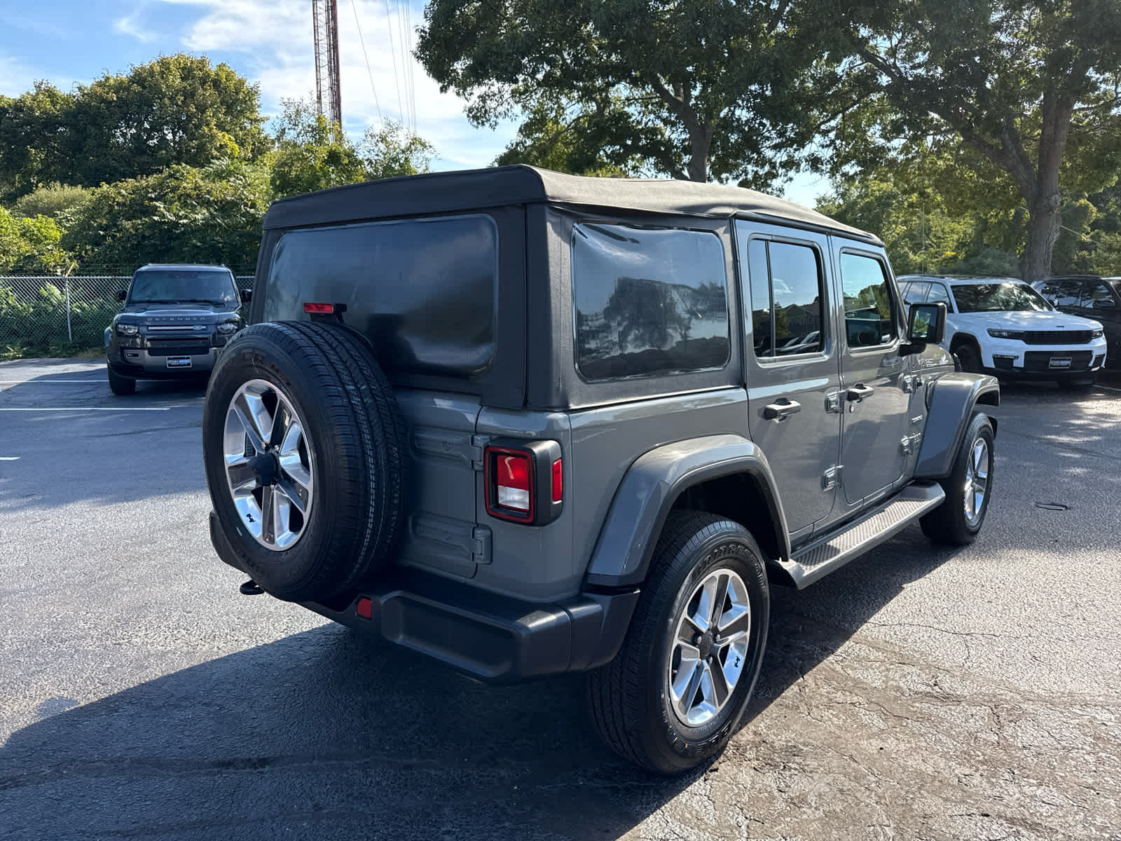 2023 Jeep Wrangler Sahara photo 3